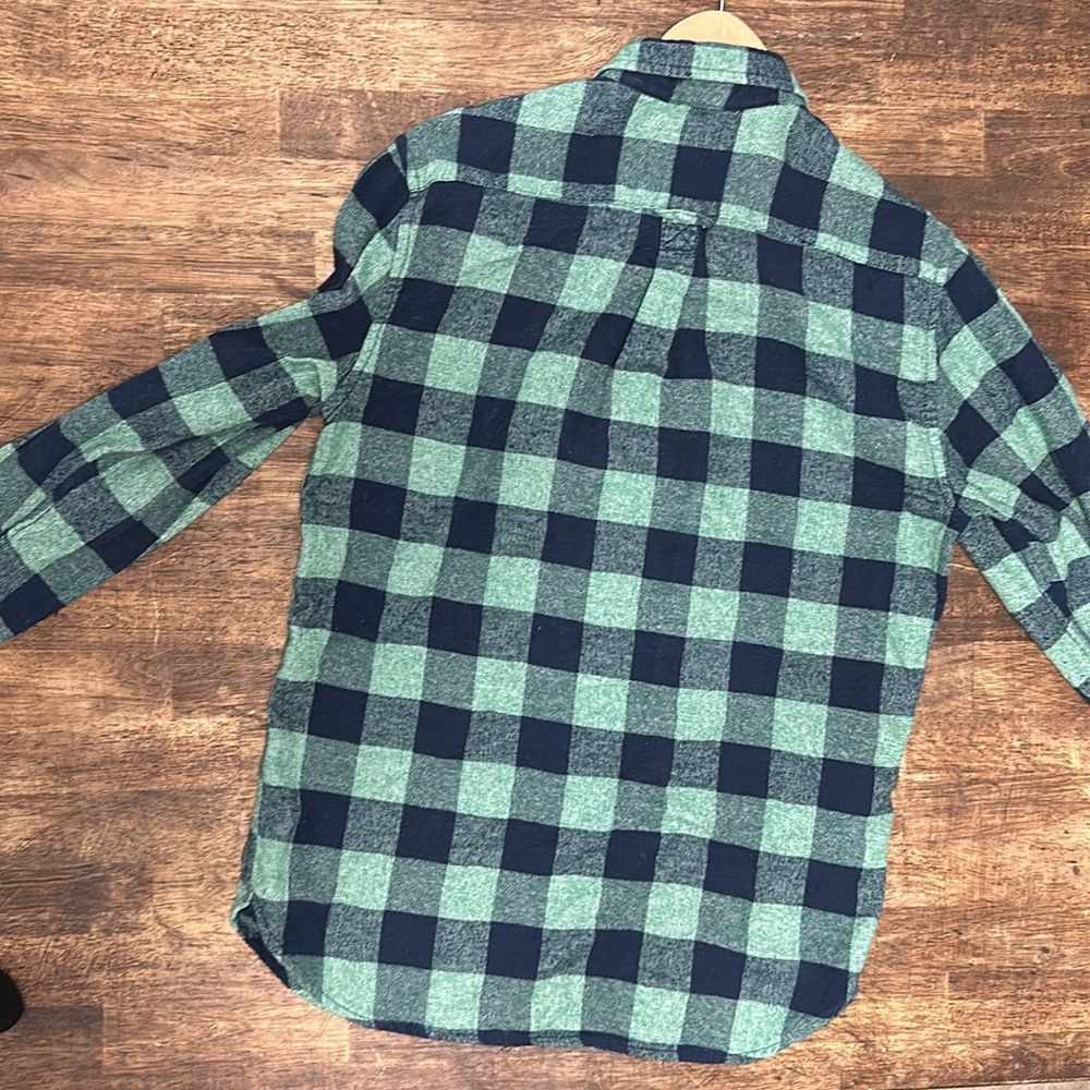 Flannel button up 
Men’s - Picture 4 of 4
